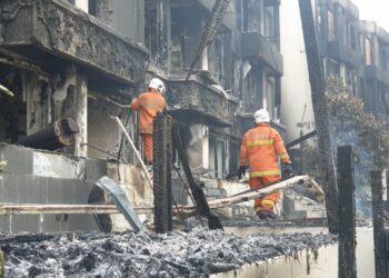 DUA anggota bomba melakukan siasatan selepas selesai kerja-kerja memadam api 
dalam kebakaran di Hotel Andaman & Luxury Resort, Langkawi hari ini.