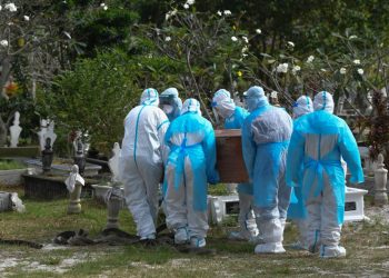 PETUGAS Jabatan Kesihatan Terengganu yang lengkap berpakaian perlindungan diri (PPE) menguruskan pengebumian Allahyarham Tun Dr. Mohamed Salleh Abas di Tanah Perkuburan Islam Sheikh Ibrahim di Jalan Pusara di Kuala Terengganu, hari ini.