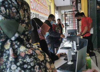 ORANG ramai beratur menunggu giliran untuk mendapatkan perkhidmatan servis komputer riba masing-masing di Global We Shop, Jalan Tasik Utama, Ayer Keroh, Melaka. - UTUSAN/ DIYANATUL ATIQAH ZAKARYA