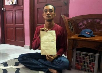 SHAHRUL Anuar Tayib menunjukkan surat dikeluarkan polis untuk dia menjalani pemeriksaan perubatan ketika ditemui di rumahnya di Taman Sentosa, Alor Setar hari ini.