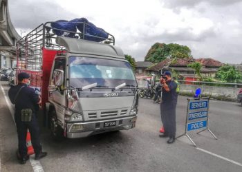 ANGGOTA JPJ membantu polis menguatkuasakan PKP di  kelantan sehingga 26 Januari depan.- IHSAN JPJ