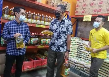 ROSOL Wahid (tengah) semasa meninjau harga minyak masak di sebuah pasaraya di Kuala Berang, Hulu Terengganu hari ini. -UTUSAN/NOOR HAYATI MAMAT