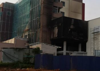 KEBAKARAN di blok tambahan Hospital Tanah Merah semalam didapati memusnahkan 35 peratus daripada bangunan yang masih dalam pembinaan itu.-UTUSAN/BAHRUDDIN HATTA