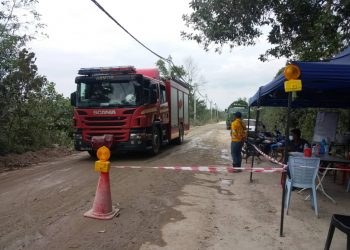 JENTERA bomba dilihat keluar dari Jalan PKPS, Kampung Bestari Jaya, Kuala Selangor, Selangor.UTUSAN/ ISKANDAR SHAH MOHAMED