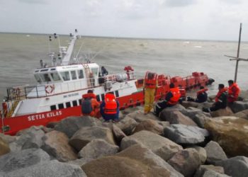 KAPAL pelantar minyak, M.V Setia Kilas karam di muara Kuala Terengganu hari ini akibat kerosakan enjin.