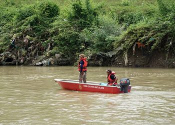 ANGGOTA bomba menjalankan operasi mencari dan menyelamat mangsa yang terjatuh ke dalam longkang Khamis lalu di Sungai Kinta, Batu Gajah hari ini. - UTUSAN/ZULFACHRI ZULKIFLI