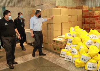 SHAMSUL Anuar Nasarah meninjau persiapan banjir ke Pahang anjuran Kemeteriannya, di Putrajaya, hari ini.