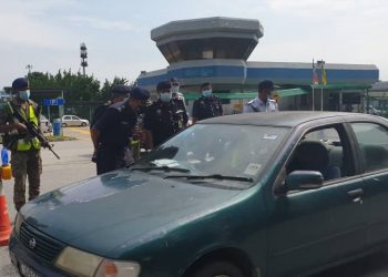 MOHAMAD Mat Yusop (dua dari kiri) ketika melakukan tinjauan SJR yang dijalankan berdekatan Plaza Tol Seremban-Labu dekat Seremban semalam. - UTUSAN/NOR SHAFAWATI YUP