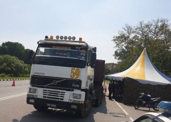 SEBUAH treler melanggar sebahagian struktur khemah SJR dalam kejadian di Jalan Chain Ferry, Butterworth, Pulau Pinang hari ini.