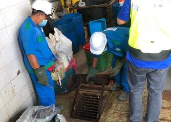 BAHAGIAN Penguat Kuasa SPAN menyerbu sebuah kilang memproses ayam di Kapar, Klang, kerana dikesan membuang sisa pemprosesan ayam ke dalam sistem pembentungan.