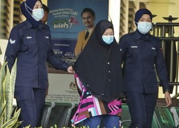 IPZUMA Ambo (tengah) dibawa ke Mahkamah Majistret Selayang untuk didakwa atas pertuduhan membunuh cucu perempuan saudaranya berusia lima tahun yang juga orang kurang upaya (OKU).- UTUSAN/FARIZ RUSADIO