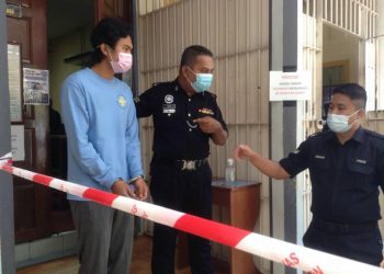 SEORANG lelaki (baju biru) dibawa keluar dari
Mahkamah Majistret Perlis hari ini selepas mengaku bersalah mengeluarkan perkataan jelek kepada anggota polis.- UTUSAN/NAZLINA NADZARI