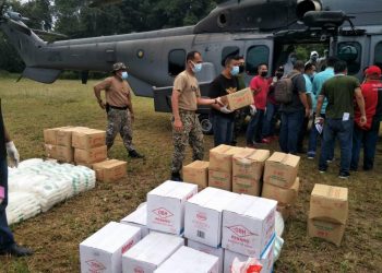 SEBUAH helikopter TUDM digunakan untuk menghantar bantuan makanan kepada penduduk Orang Asli di dua buah pos di Gua Musang, Kelantan, hari ini. -UTUSAN/AIMUNI TUAN LAH