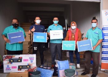 MOHD. Shahar Abdullah (dua dari kiri) menyaksikan penyerahan sumbangan Yayasan UMP dan UMP Holdings untuk mangsa banjir sekitar Paya Besar oleh Ir. Dr. Syed Mohamad Hamzah Al-Junid Syed Abdul Rahman (tiga dari kanan) dan Zainuddin Mat Hussin (kanan).