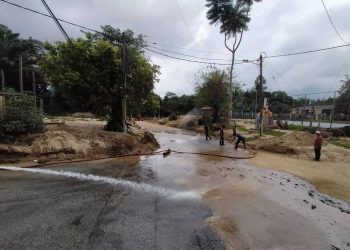 ANGGOTA Balai Bomba dan Penyelamat Cheneh turun padang membantu membersihkan kawasan sekitar Kampung Teladas, Air Putih di Kemaman hari ini yang diselaputi debu tebal selepas ditimpa banjir.-UTUSAN/NIK NUR IZZATUL HAZWANI NIK ADNAN