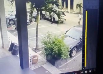 TANGKAP layar video rakaman CCTV yang dimuat naik Nur Izzati Aqilah Lokman Hakim di Twitter dalam kejadian di Segamat, Johor.