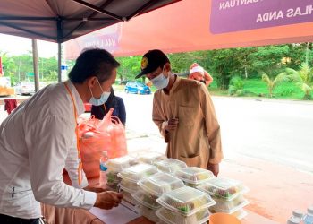 MAKANAN percuma yang disediakan Ode Jee kepada orang ramai sebanyak 200 bungkus setiap hari di pejabat syarikat itu di Jalan Padi Mahsuri, Bandar Baru Uda, Johor.