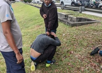 SALAH seorang daripada suspek ditahan orang awam dalam kejadian samun berhampiran sekatan jalan raya (SJR) Plaza Tol Gombak menghala ke Bentong semalam.