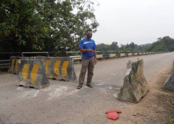 FADLI Abdullah menunjukkan tembok penghadang jalan yang dilanggar oleh pembantu pegawai perubatan di Jalan Bukit Selambau-Kuala Lesong, Sungai Petani hari ini.