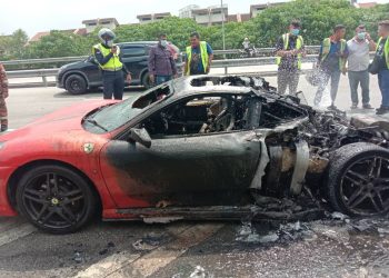 SEBUAH kereta jenis Ferrari 430 hampir musnah keseluruhannya selepas terbakar dalam kejadian di susur keluar Permatang Pauh, Lebuhraya Butterworth-Kulim di Seberang Jaya, Pulau Pinang hari ini.