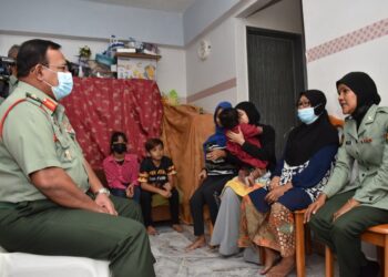 PANGLIMA Latihan Tentera Darat, Mejar Jeneral Datuk Nazari Abd. Hadi (kiri) beramah mesra bersama Siti Azizon, ibunya dan ahli keluarga semasa melakukan lawatan di rumahnya semalam.