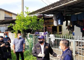 AWANG Hashim (dua dari kanan) ketika mengetuai operasi bersepadu khas bagi memeriksa penempatan pekerja warga asing di Bukit Tengah, Bukit Mertajam, Pulau Pinang hari ini.