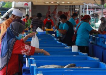 ORANG ramai membeli ikan segar yang ditawarkan dengan harga lebih rendah menerusi Program Jualan Masyarakat Jalur3 di Ampangan, Seremban hari ini.-UTUSAN/MUHAMMAD IZZAT TERMIZIE.