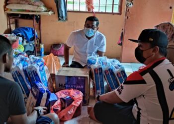 NOR Hasrul Akhmal Ngadiman (tengah) menziarahi pemuda yang terpaksa mencuri susu untuk diberi kepada dua anaknya di kediamannya di Kota Tinggi, Johor.