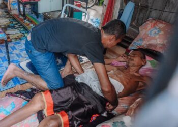 WAN Ahmad Wan Junoh menderita penyakit sawan sejak berusia 15 tahun dan kini menderita penyakit tibi dijaga adik dan anak saudaranya di Kampung Cherang, Pulai Chondong, Machang Kelantan.-UTUSAN/ BAHRUDDIN HATTA