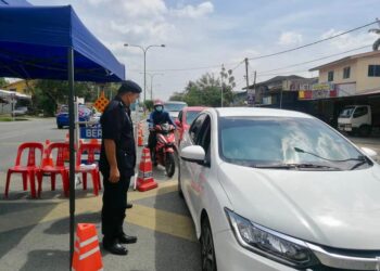 WARI Kiew (Kiri) membuat pemeriksaan terhadap kenderaan di sekatan jalan raya (SJR) lampu isyarat Jejawi, Kangar, Perlis di hari ini.- UTUSAN/NAZLINA NADZARI