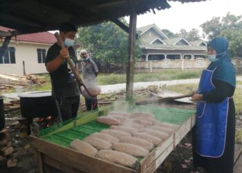 KEROPOK lekor gergasi yang dijual pada harga RM13 setongkol mendapat sambutan luar biasa termasuk dari Kuala Lumpur ketika ditemui di Kampung Rhu Muda di Marang baru-baru ini.-UTUSAN/ NOOR HAYATI MAMAT