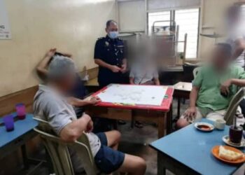 EMPAT individu dikompaun kerana duduk semeja di kedai makan tanpa pelitup muka di Bentong, Pahang.-UTUSAN/FB Polis Bentong