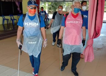 NOH ketika melakukan proses sanitasi di kawasan SMK Tiram Jaya, Tanjong Karang, Selangor, hari ini.UTUSAN/ISKANDAR SHAH MOHAMED