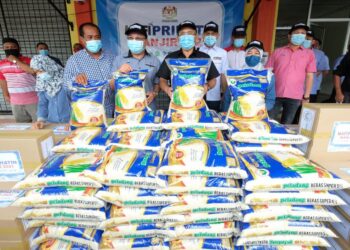 RONALD Kiandee (berdiri depan empat dari kiri) dengan sumbangan untuk keperluan mangsa banjir di Beluran, Sabah hari ini.