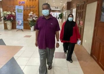 AHMAD Said bersama isteri, Norliza Mahmud dibenarkan keluar dari HSNZ selepas disahkan pulih daripada Covid-19 di Kuala Terengganu, hari ini.