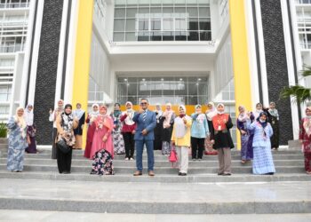 HASSAN Basri Awang Mat Dahan (empat, kiri) bersama sukarelawan jururawat Unisza yang menyertai misi bantuan Covid-19 KKM dalam taklimat di Bangunan Canselori Unisza di Kuala Nerus, semalam.