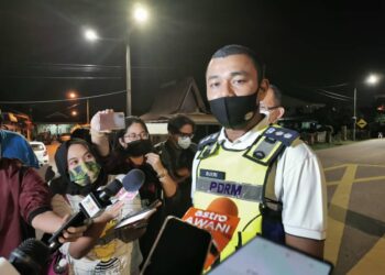 MOHD. Sukri Kaman mengadakan sidang media mengenai kes kematian adik Zubaidi Amir Quasyairi Abd Malek, 7, di luar perkarangan Hospital Melaka.-UTUSAN/DIYANATUL ATIQAH ZAKARYA