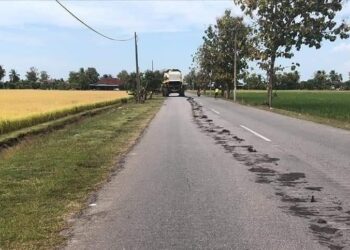 ANGGOTA JPJ membuat pemantauan mesin padi yang mencemarkan jalan raya dengan sisa lumpur di Kampung Sungai Padang,Perlis baru-baru ini.