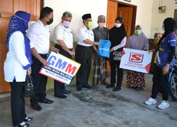 MD. Fiah Md. Jamin (empat dari kiri) menyerahkan sumbangan peranti daripada NGO Briged Negaraku kepada Nur Syafiqah Abdul Razak di Lenggeng, Seremban hari ini.-UTUSAN/ZAKKINA WATI AHMAD TARMIZI.