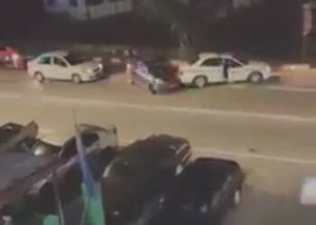 TANGKAP layar video memaparkan aksi polis mengejar sebuah kereta Perodua Viva yang cuba melarikan diri daripada pemeriksaan sebelum ditahan di Taman Ungku Tun Aminah, Skudai, Johor.