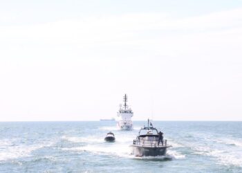 ANTARA latihan bagi meningkatkan kecekapan aset di laut dalam menghadapi sebarang ancaman kemasukan migran atau pendatang asing tanpa izin (PATI) menerusi Op Benteng sbagai antara usaha menbendung penularan Covid-19. - IHSAN MARITIM MALAYSIA