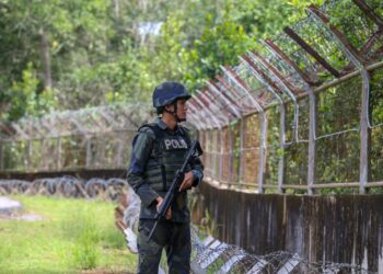 PASUKAN keselamatan berkawal di kawasan sempadan Padang Besar, Perlis.- UTUSAN/ SHAHIR NOORDIN