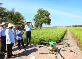 AHMAD Tarmizi Sulaiman (dua dari kiri) melihat demonstrasi kawalan bena perang menggunakan teknologi dron di Tanjung Radin dan Bukit Seni, Pendang.