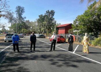 DR. Othman Warijo (tengah) bersama kakitangan HTF melawat  lot tempat meletak kereta yang baharu di naik taraf di pesisir Sungai Kechor, bersebelahan HTF, Kangar, Perlis hari ini.- UTUSAN/NAZLINA NADZARI