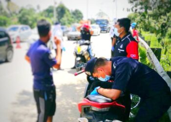 Peniaga dikompaun selepas gagal mengemukakan surat rentas daerah ketika melalui SJR mengejut di Jambatan Sultan Ismail Petra, Tendong, Pasir Mas hari ini.