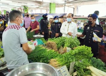 ABDUL Yunus Jamahri (dua dari kanan) bertemu para peniaga semasa melakukan tinjauan dan pemantauan SHMMP Musim Perayaan Tahun Baru Cina di Pasar Besar  Ipoh hari ini. - UTUSAN