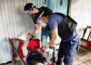 PENAGIH dadah ditangkap dalam keadaan khayal di beranda rumahnya dalam operasi oleh AADK di Pasir Puteh semalam.