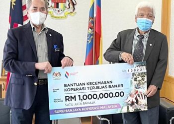 WAN Junaidi Tuanku Jaafar menerima replika cek bantuan kecemasan koperasi terjejas banjir daripada Pengerusi Suruhanjaya Koperasi Malaysia, Datuk Nordin Salleh di Putrajaya hari ini.