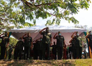 ZAMROSE Mohd. Zain (depan) mengetuai tabik hormat sebagai penghormatan terakhir selepas majlis pengebumian Allahyarham Prebet Ujang Mormin di Pusara Rejimen Askar Melayu Diraja (RAMD) di Port Dickson hari ini. -UTUSAN/MUHAMMAD IZZAT TERMIZIE