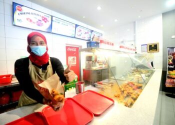 Seorang pekerja menunjukkan nasi kukus yang dijual di Restoran Nasi Kukus My Mama di Bukit Sekilau, Kuantan, Pahang. – UTUSAN/SHAIKH AHMAD RAZIF